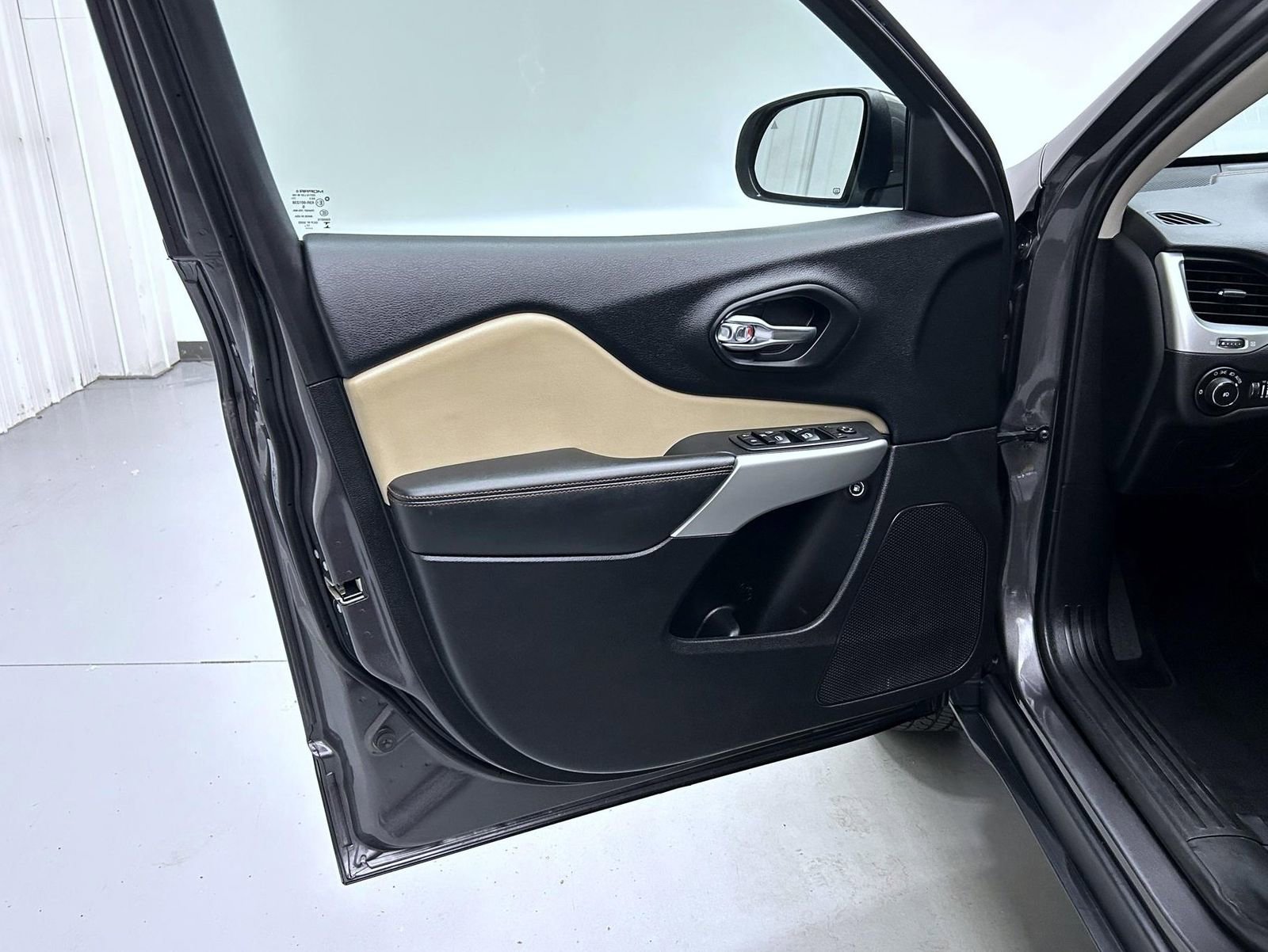 Used 2018 Jeep Cherokee Limited AWD/4WD image 9