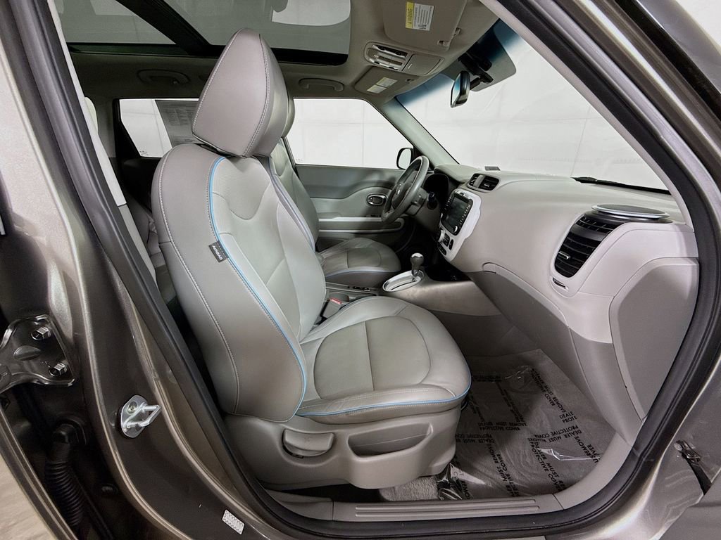 Used 2016 Kia Soul EV + w/ Sun & Fun Package image 36