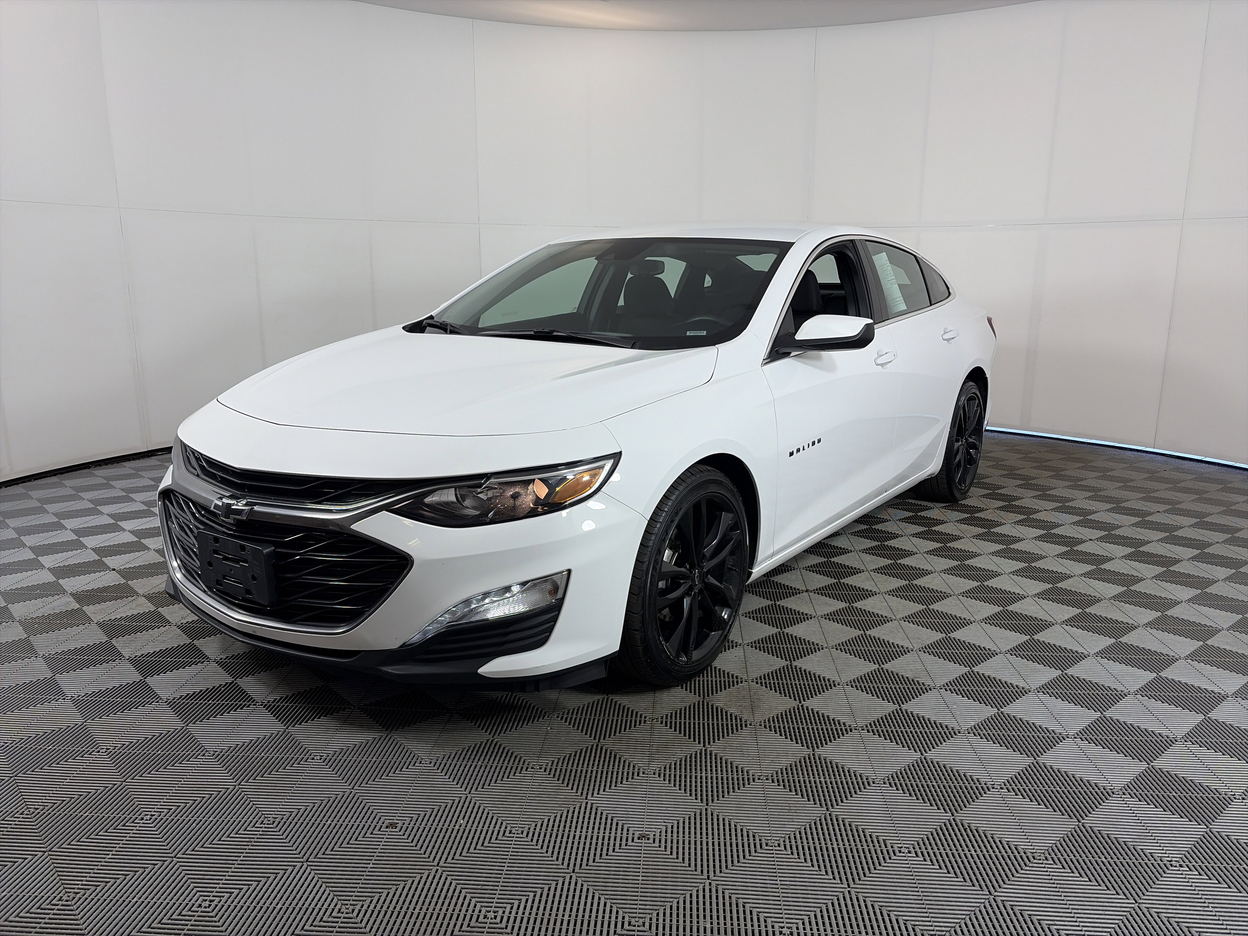 Used 2024 Chevrolet Malibu LT w/ Sport Edition FWD image 2