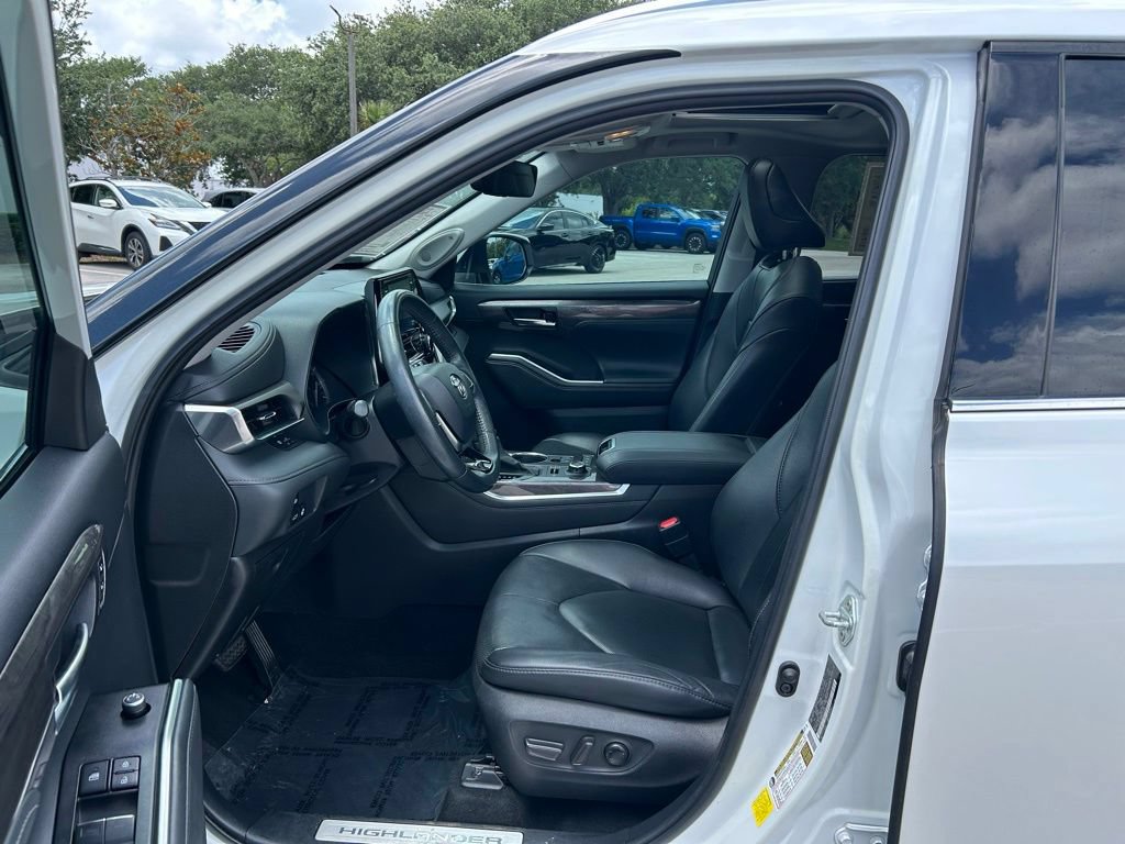 Used 2021 Toyota Highlander Limited AWD/4WD image 16