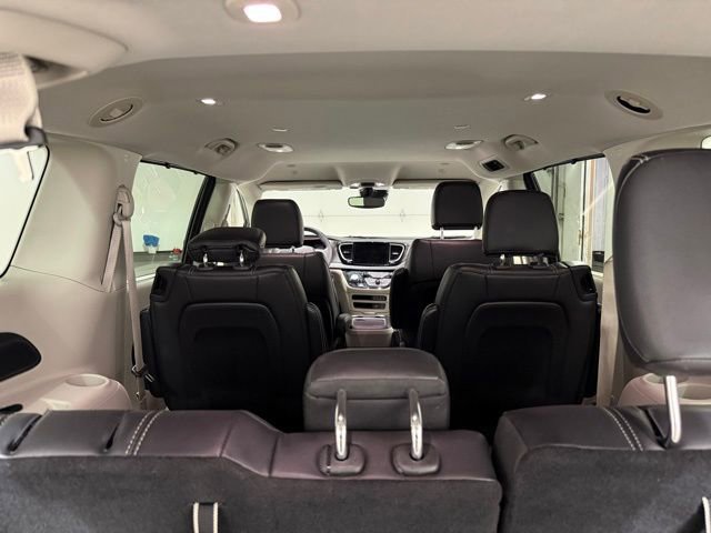 Used 2022 Chrysler Pacifica Touring-L FWD image 10