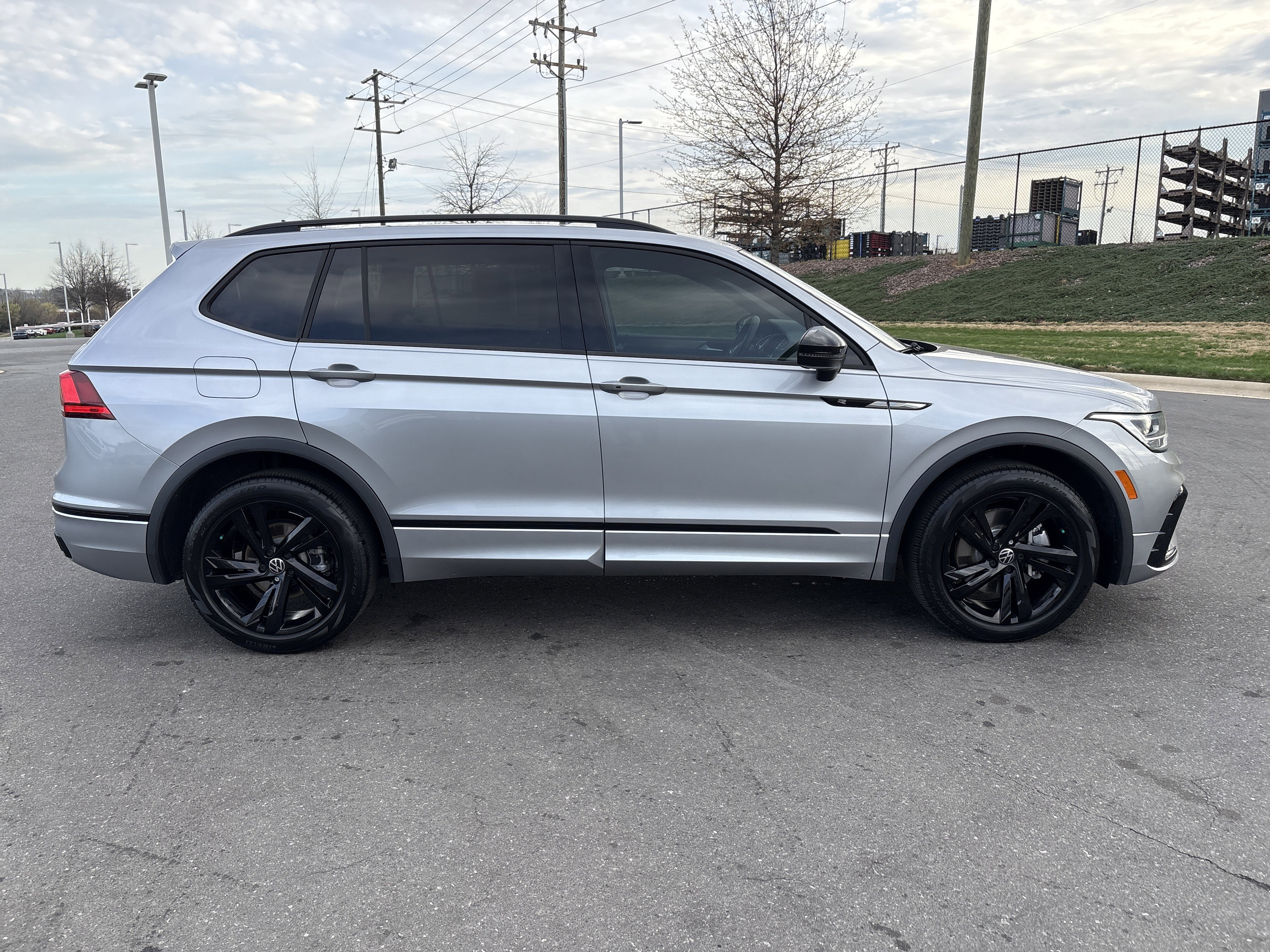 Used 2023 Volkswagen Tiguan SE R-Line image 10
