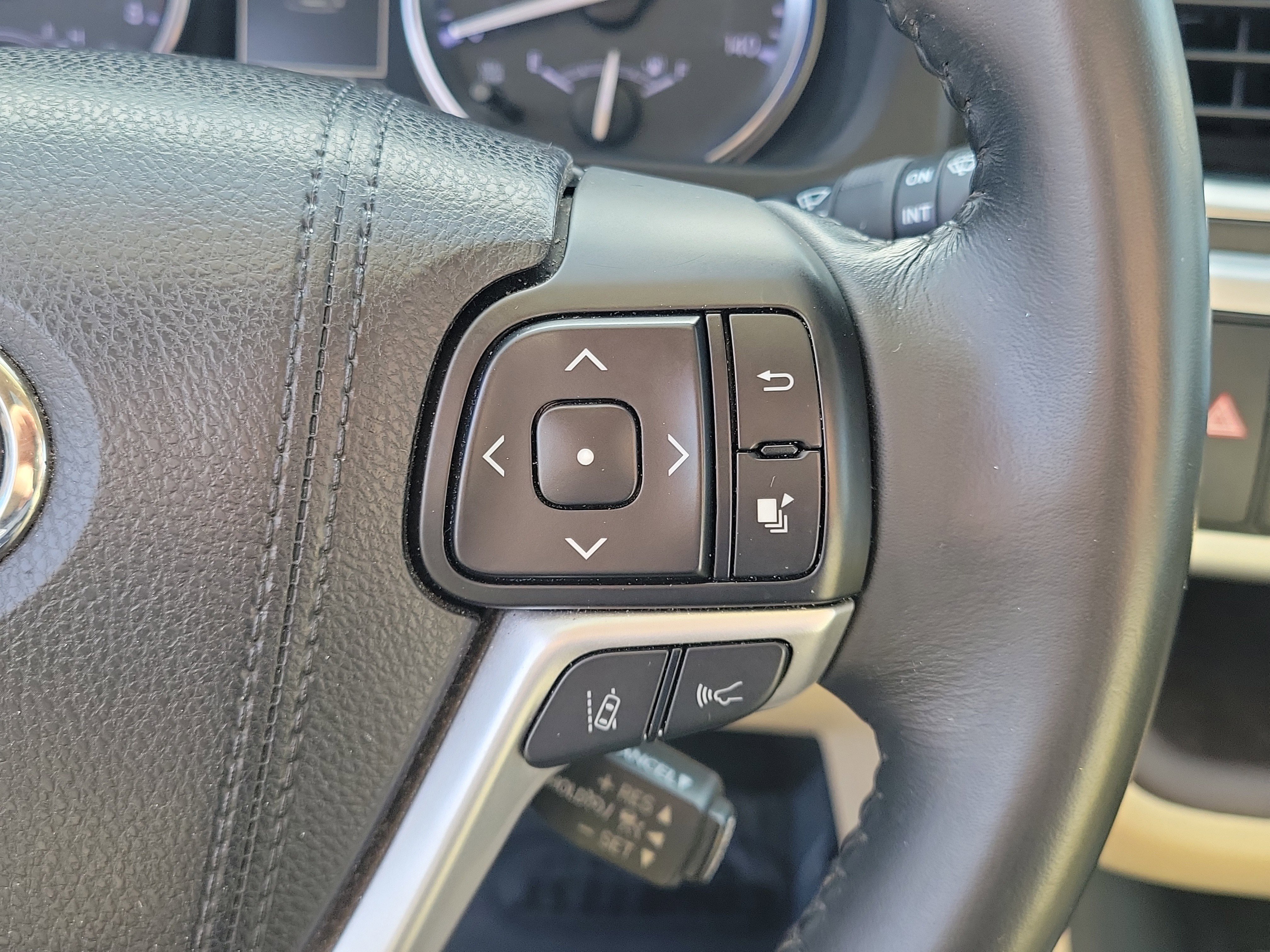 Used 2017 Toyota Highlander Limited w/ Carpet Mat Package image 27