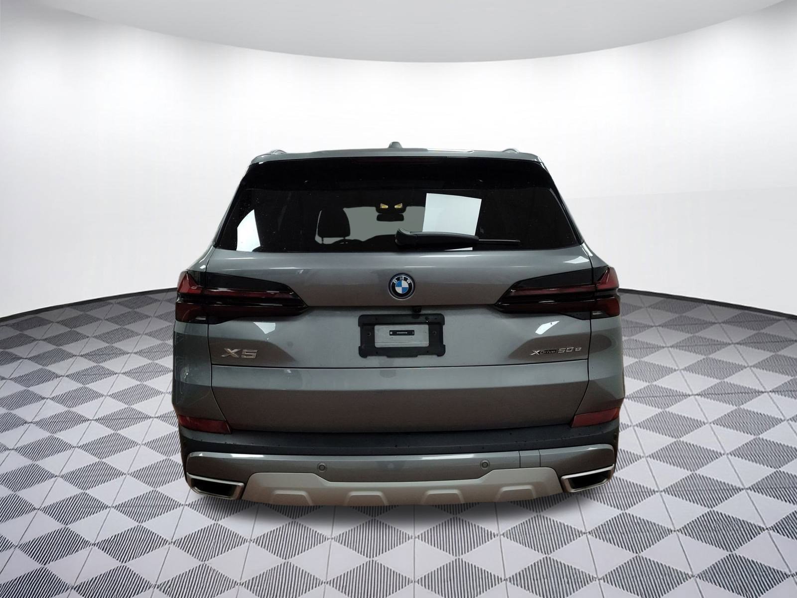 Used 2025 BMW X5 xDrive50e w/ Parking Assistance Package image 9