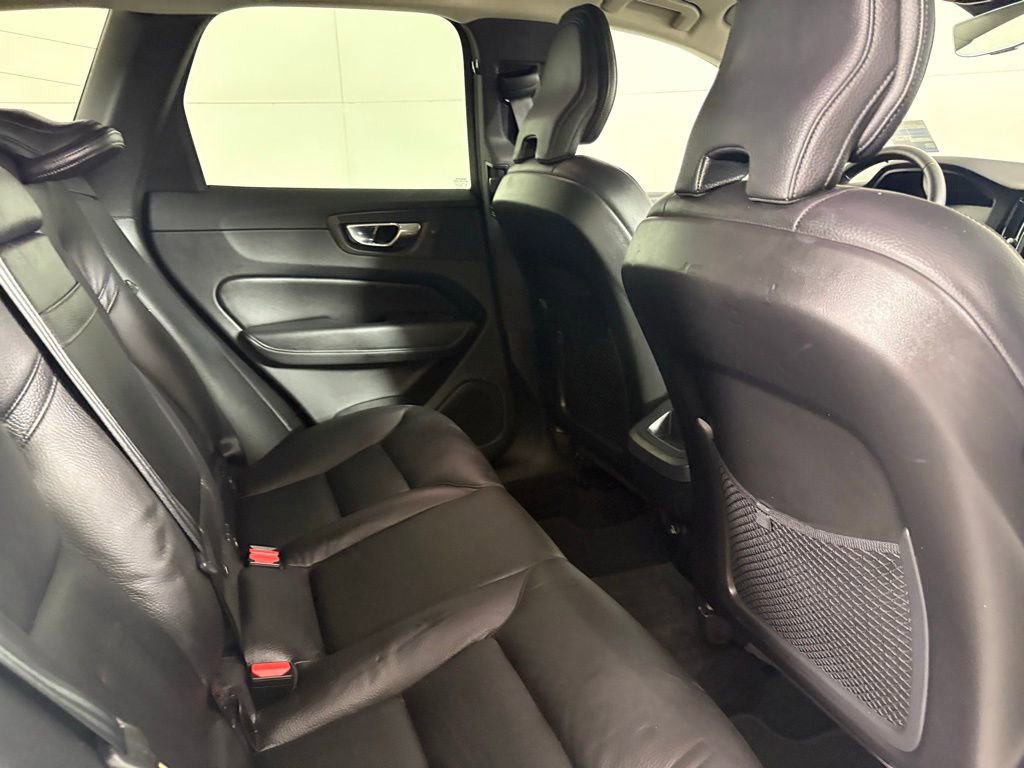 Used 2020 Volvo XC60 T5 Momentum image 17