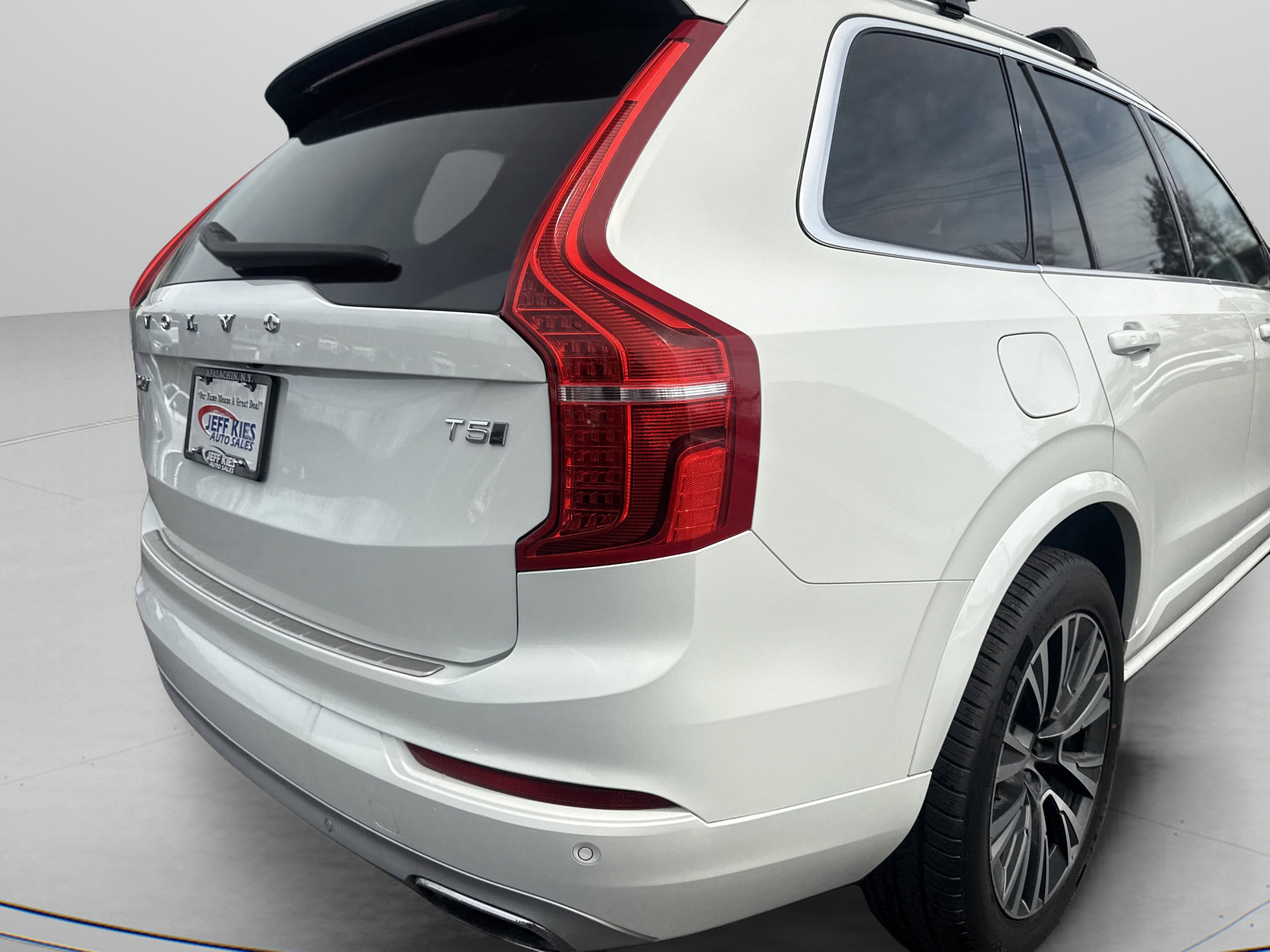 Used 2021 Volvo XC90 T5 Momentum w/ Protection Package image 5