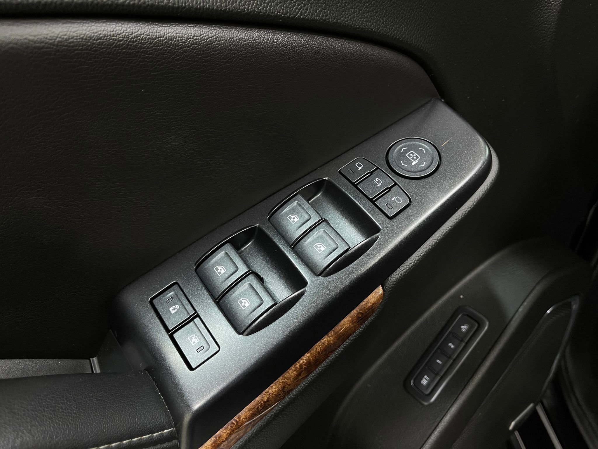 Used 2018 Chevrolet Tahoe Premier AWD/4WD image 18