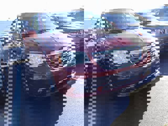 Used 2013 Chrysler Town & Country Touring image 3