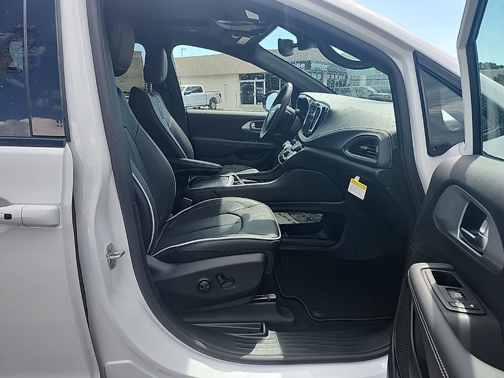 New 2026 Chrysler Pacifica Limited image 11
