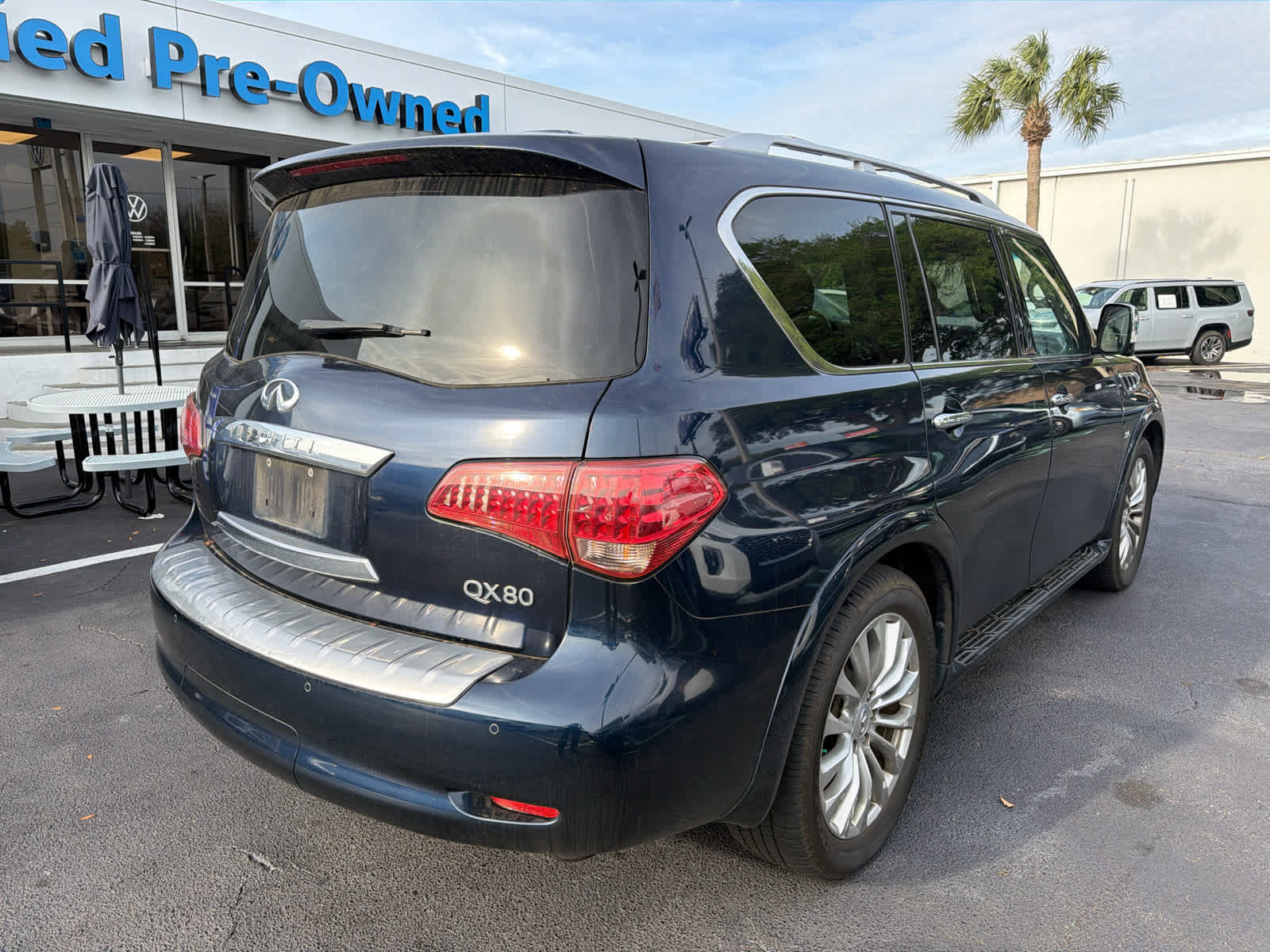 Used 2015 INFINITI QX80 2WD w/ Deluxe Technology Package image 3
