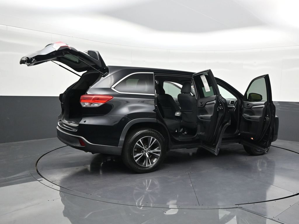 Used 2018 Toyota Highlander LE image 32
