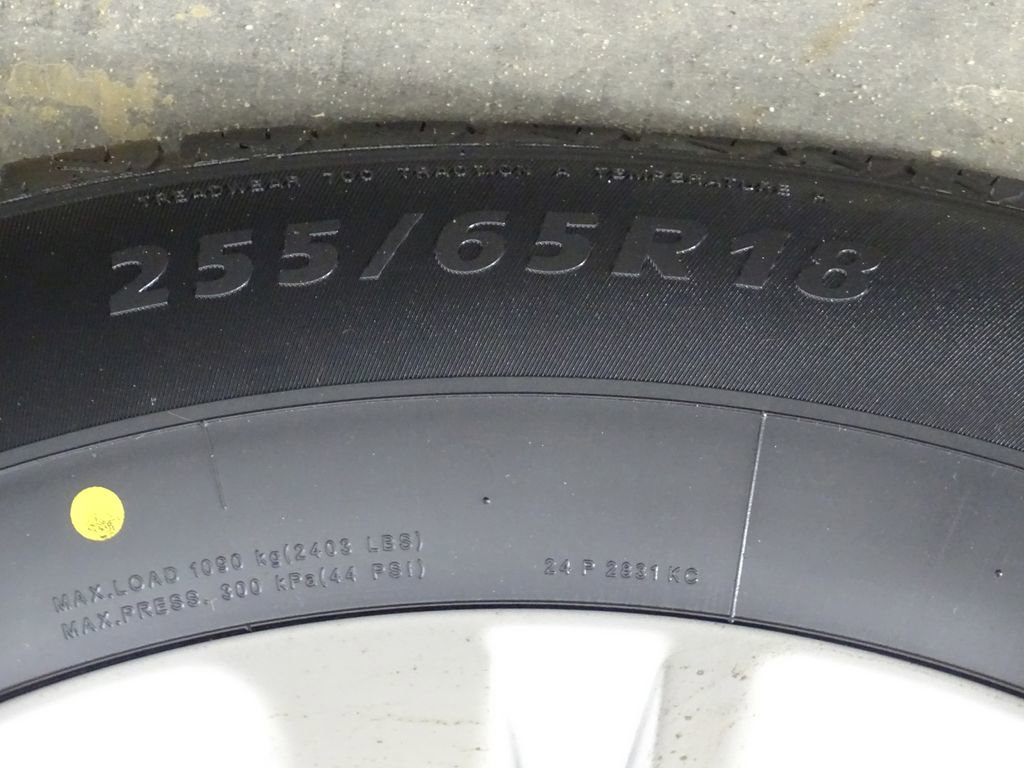 Used 2020 Buick Enclave Essence w/ LPO, Luxury Package image 46