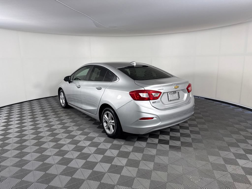 Used 2017 Chevrolet Cruze LT w/ LT Convenience Package FWD image 3