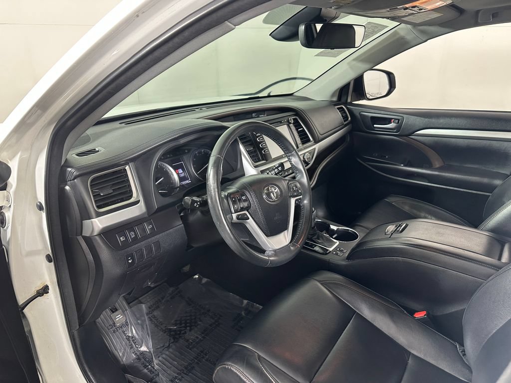Used 2018 Toyota Highlander XLE AWD/4WD image 16
