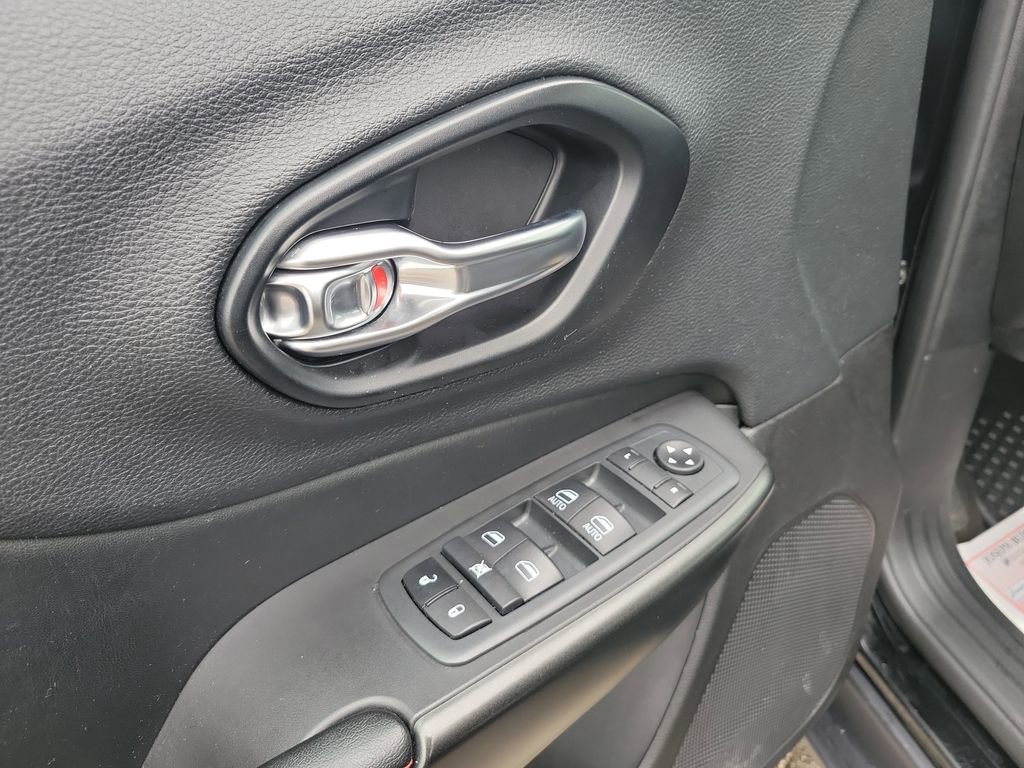 Used 2020 Jeep Cherokee Trailhawk image 20