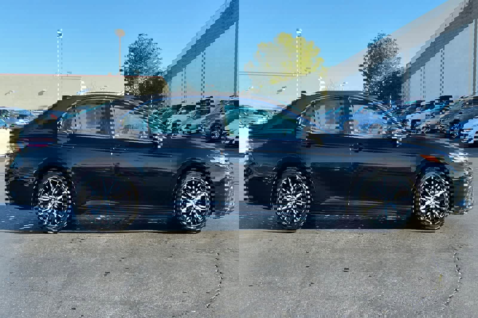 Used 2021 Toyota Camry SE image 6