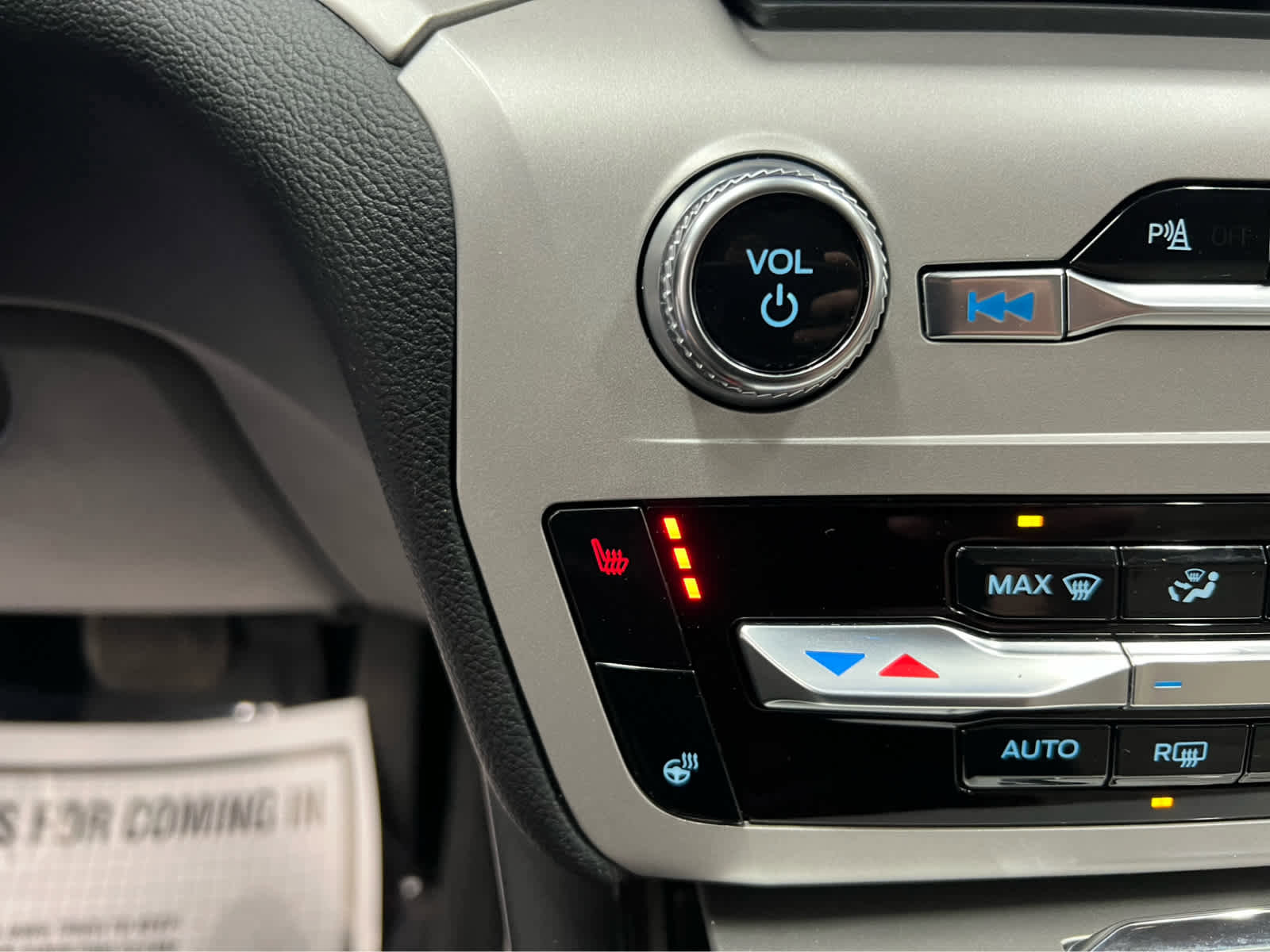 Used 2024 Ford Explorer XLT w/ Equipment Group 202A image 4