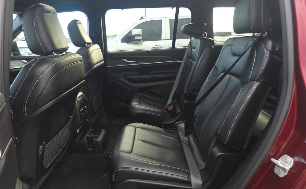 Used 2024 Jeep Grand Cherokee L Limited w/ Luxury Tech Group II image 10