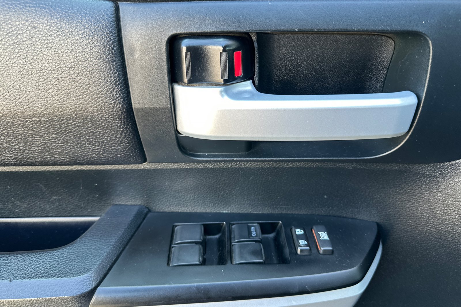 Used 2016 Toyota Tundra SR5 w/ SR5 Upgrade Package RWD image 11