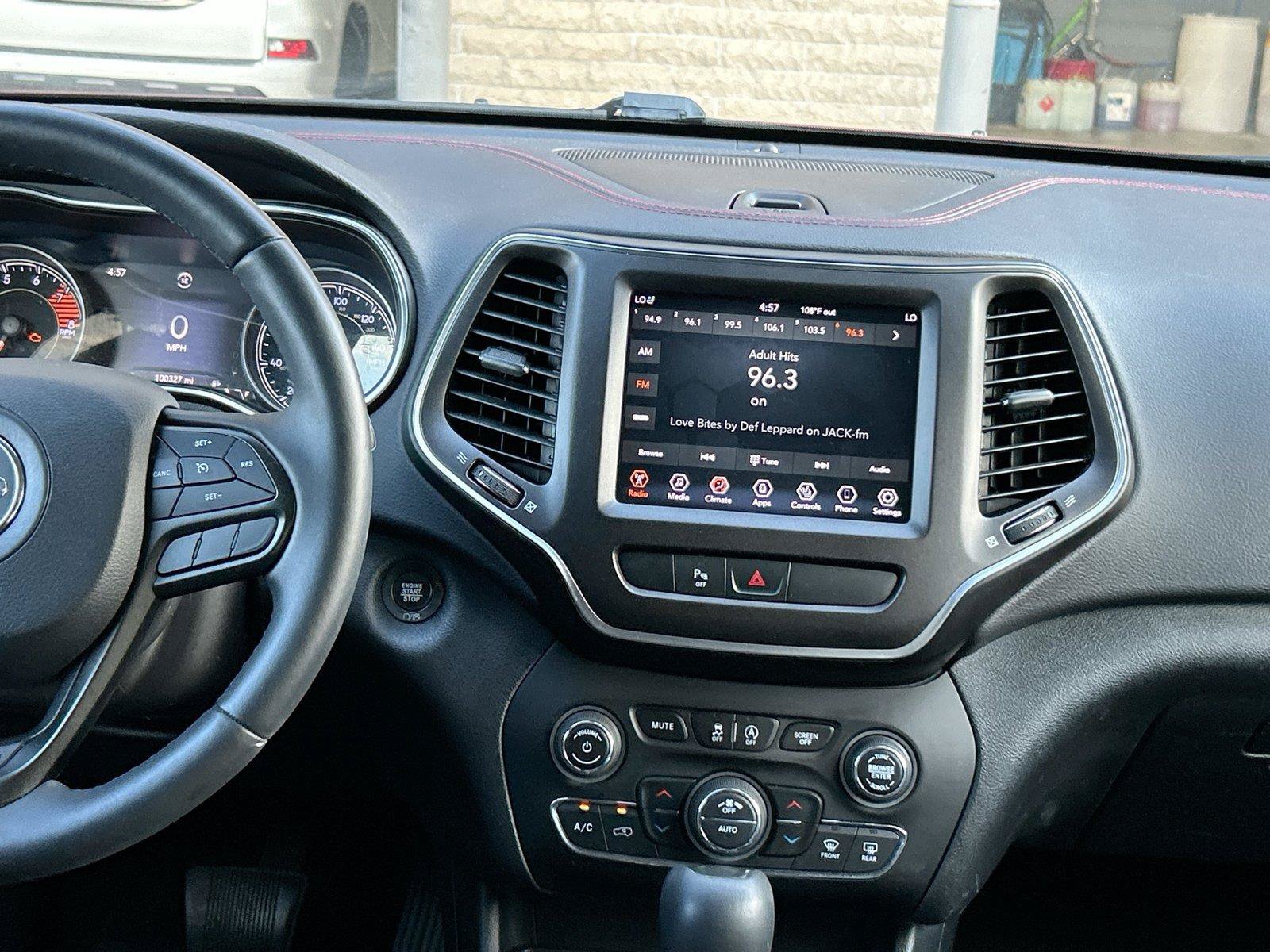 Used 2019 Jeep Cherokee Trailhawk AWD/4WD image 21