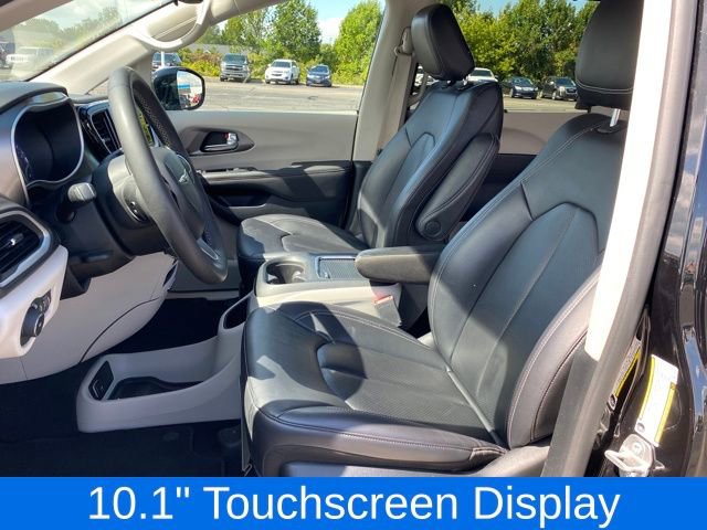 Used 2024 Chrysler Pacifica Touring-L image 14