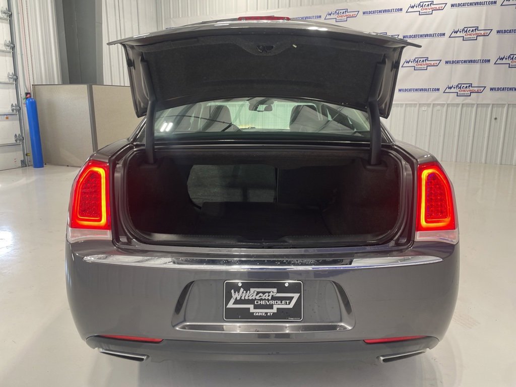 Used 2017 Chrysler 300 C image 41
