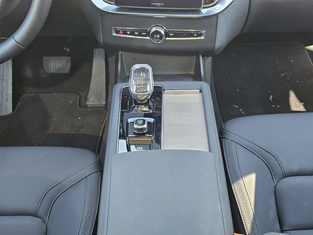 Certified 2025 Volvo XC90 B5 Plus AWD/4WD image 19