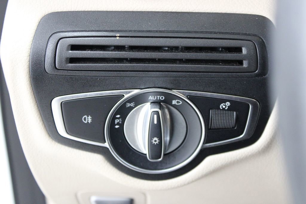 Used 2022 Mercedes-Benz GLC 300 4MATIC image 33