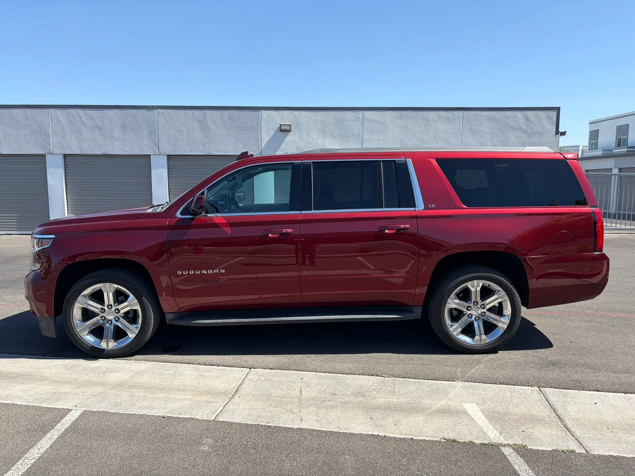 Used 2017 Chevrolet Suburban LT RWD image 4