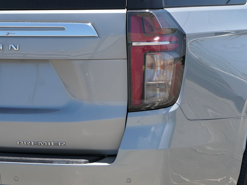 Used 2024 Chevrolet Suburban Premier RWD image 4