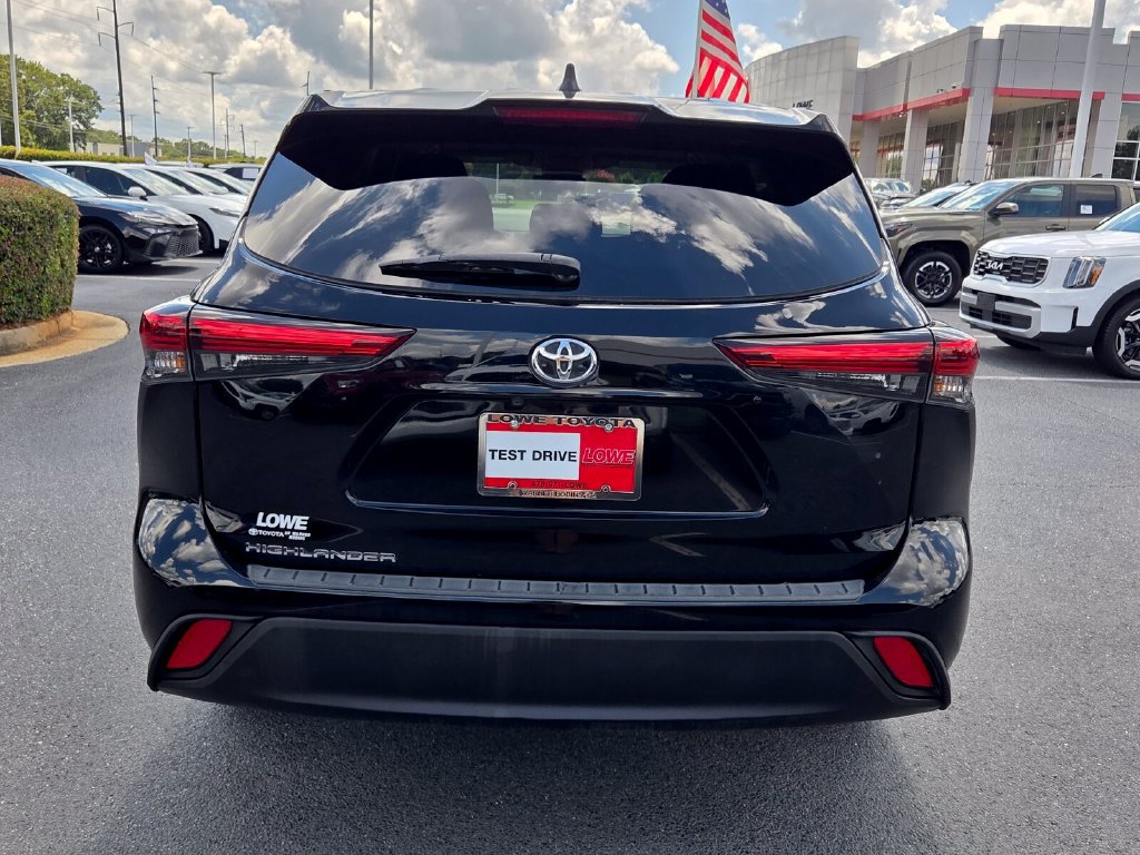 Used 2023 Toyota Highlander L FWD image 11