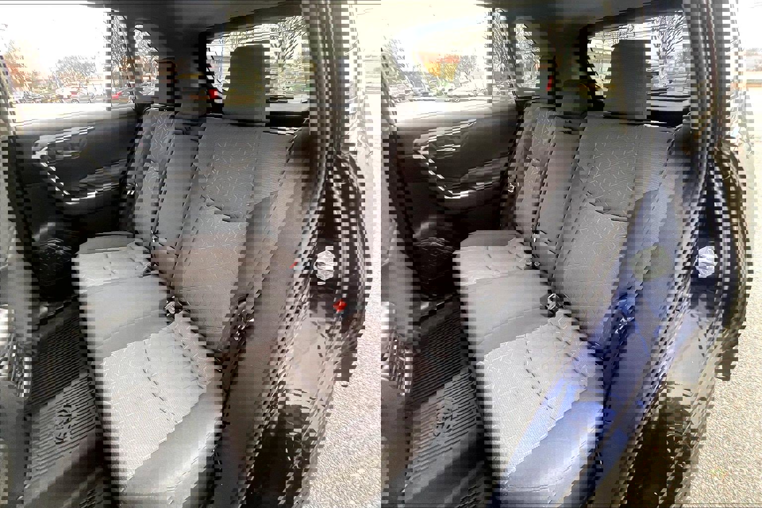 Used 2020 Toyota RAV4 XLE image 31