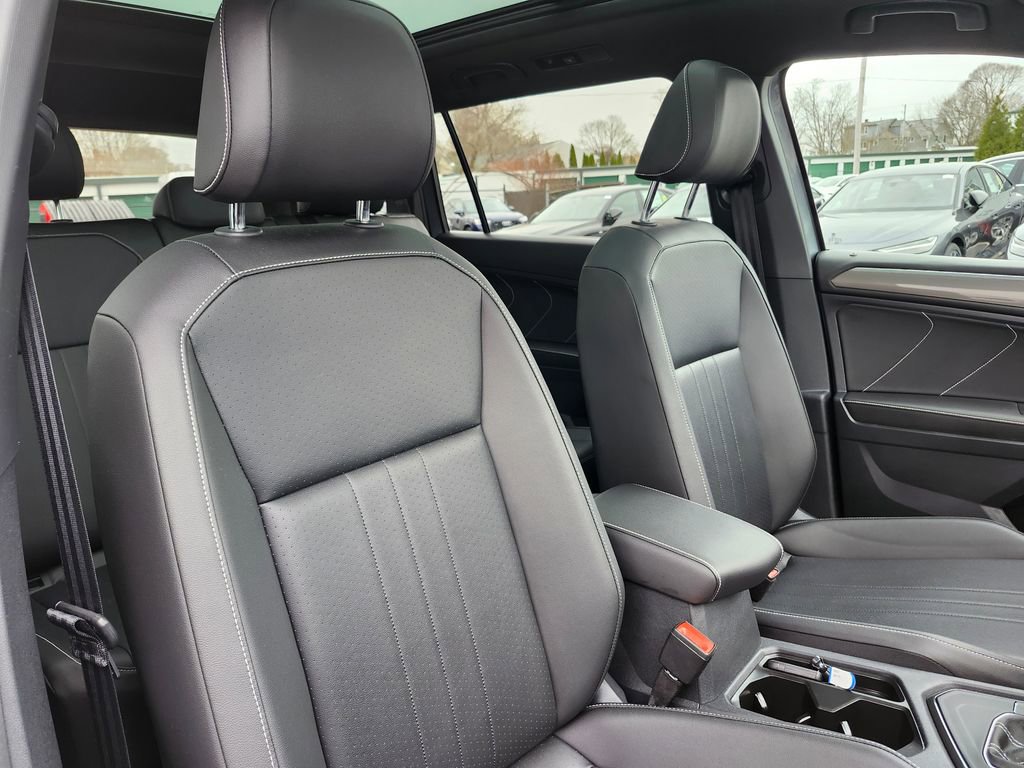 Certified 2022 Volkswagen Tiguan SE R-Line image 14