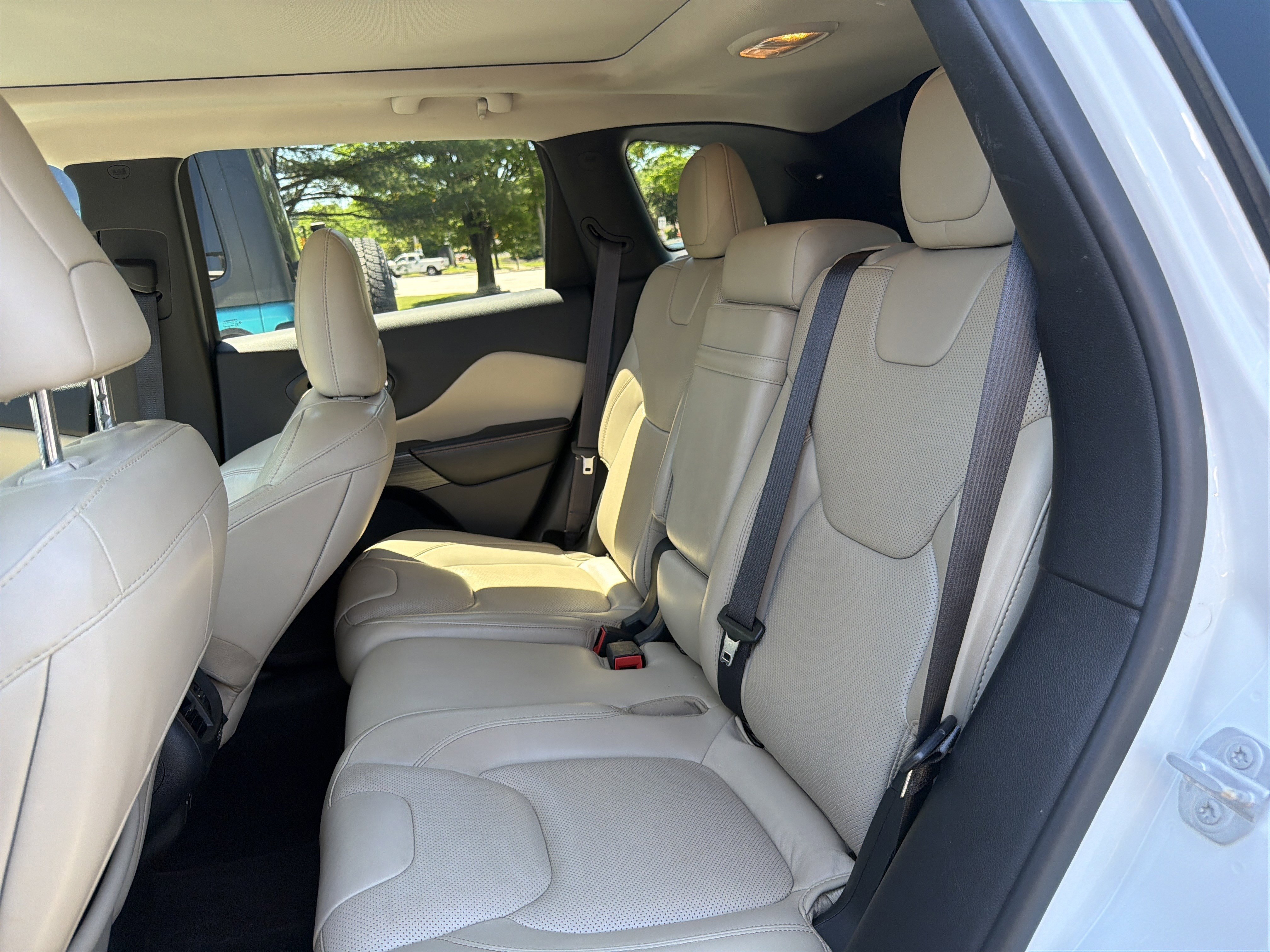 Used 2016 Jeep Cherokee Limited w/ Luxury Group AWD/4WD image 13