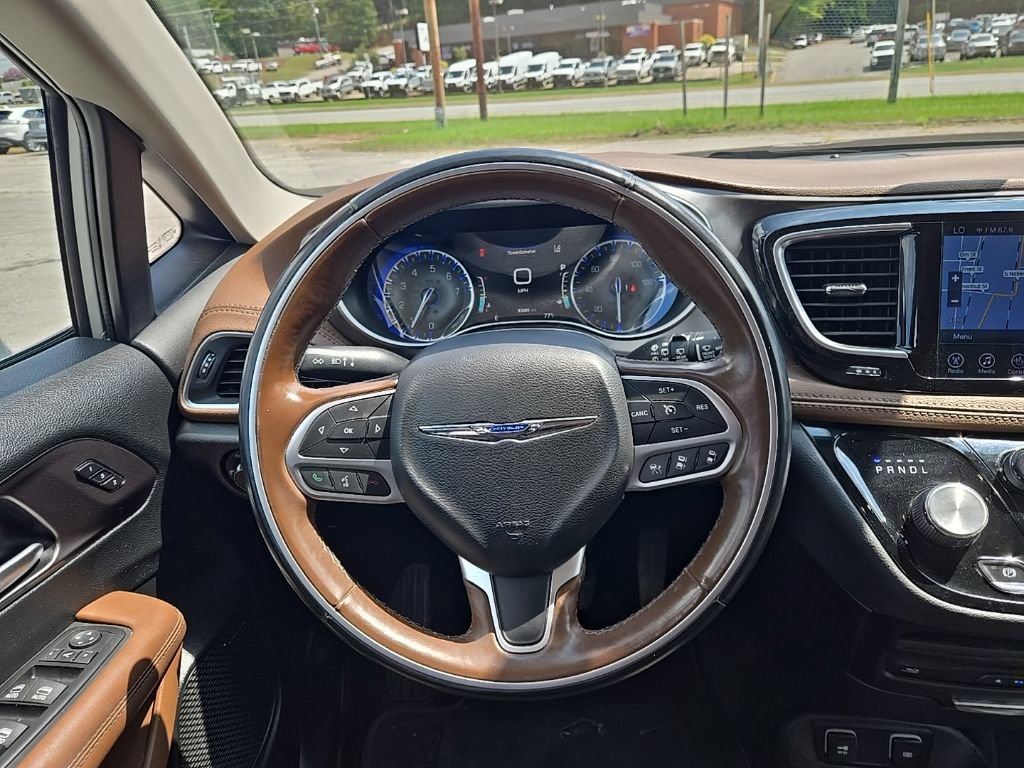 Used 2017 Chrysler Pacifica Limited FWD image 4