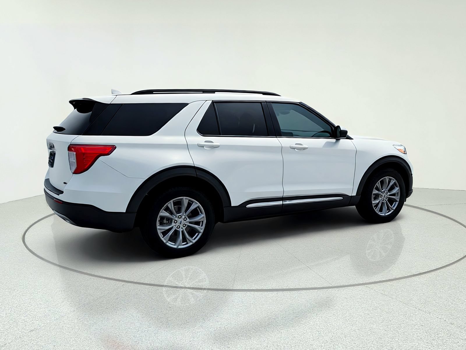 Used 2022 Ford Explorer XLT w/ Equipment Group 202A AWD/4WD image 8