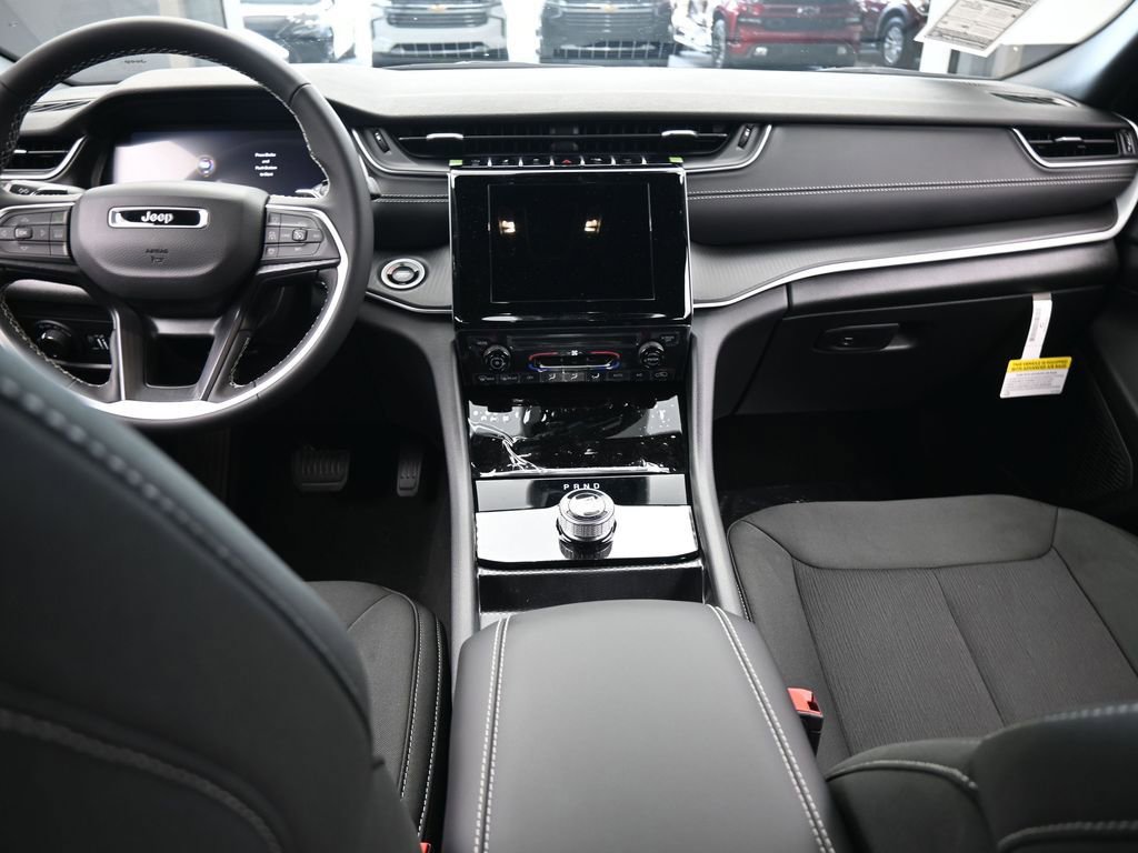 Used 2025 Jeep Grand Cherokee L Laredo image 26