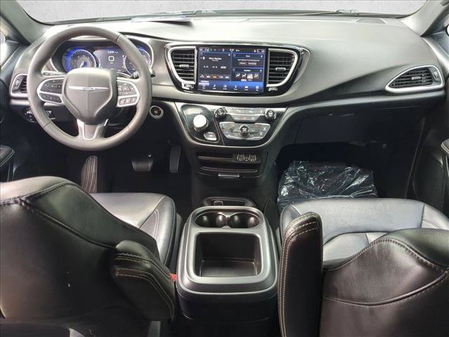 Used 2025 Chrysler Pacifica Select FWD image 16
