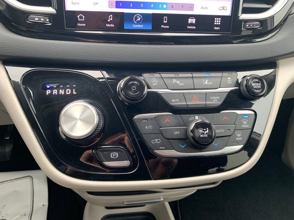 Used 2024 Chrysler Pacifica Touring-L image 19