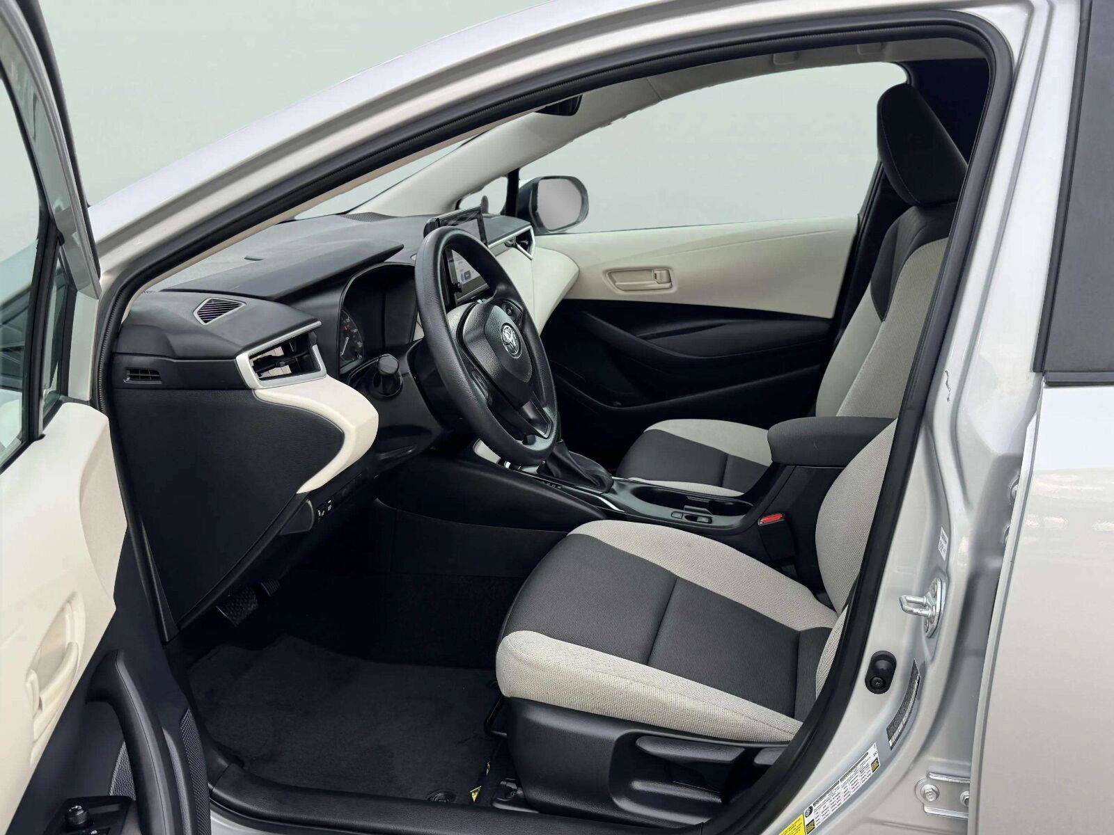 Used 2025 Toyota Corolla LE FWD image 16