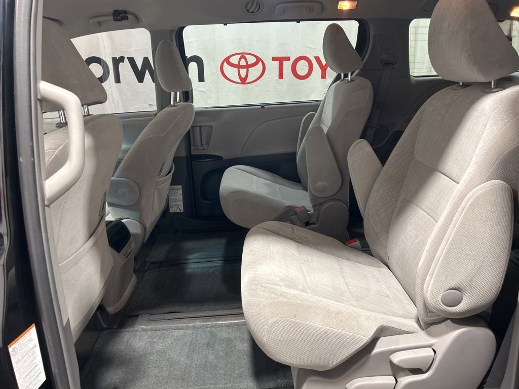 Used 2017 Toyota Sienna LE image 23