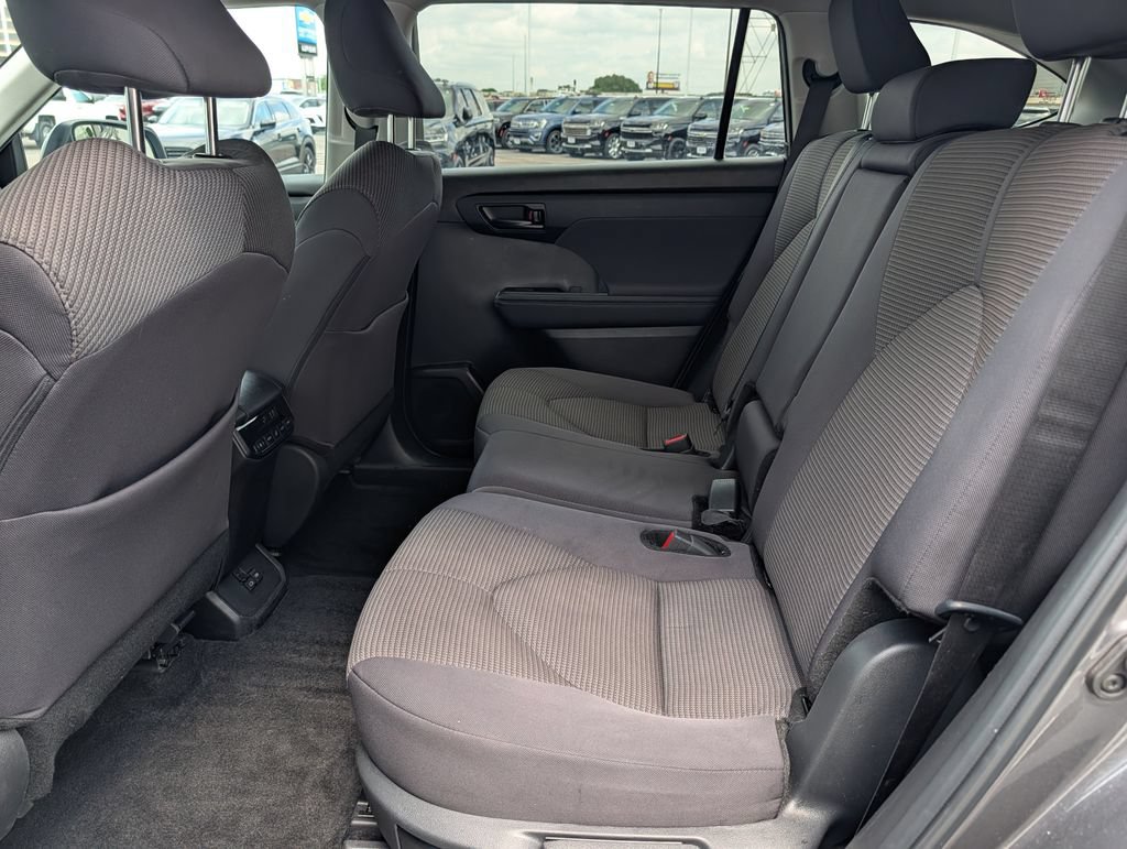 Used 2024 Toyota Highlander LE FWD image 14