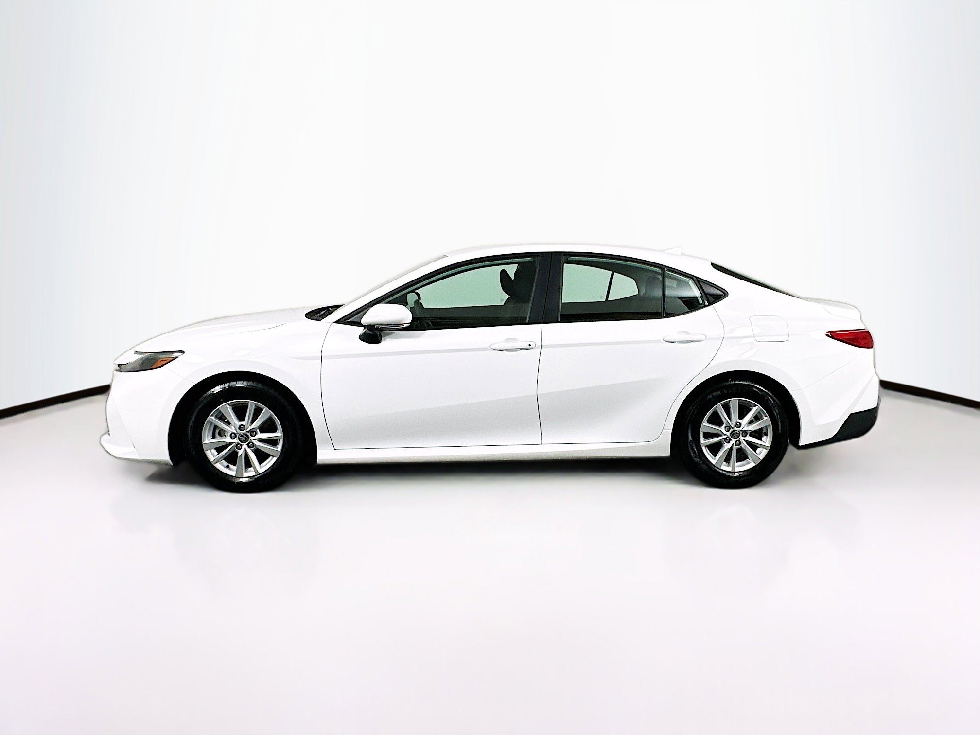Used 2025 Toyota Camry LE image 4