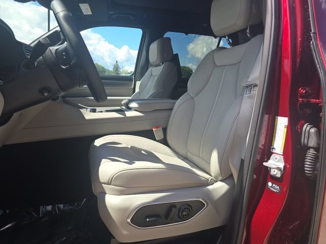 Certified 2025 Jeep Wagoneer Series III w/ Premium Group I AWD/4WD image 9