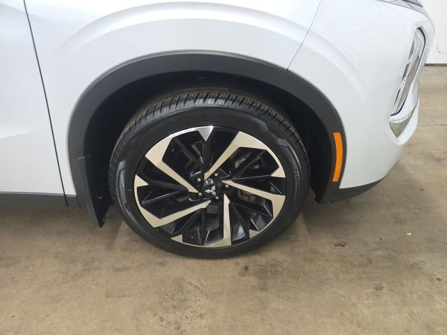 Used 2022 Mitsubishi Outlander ES image 2