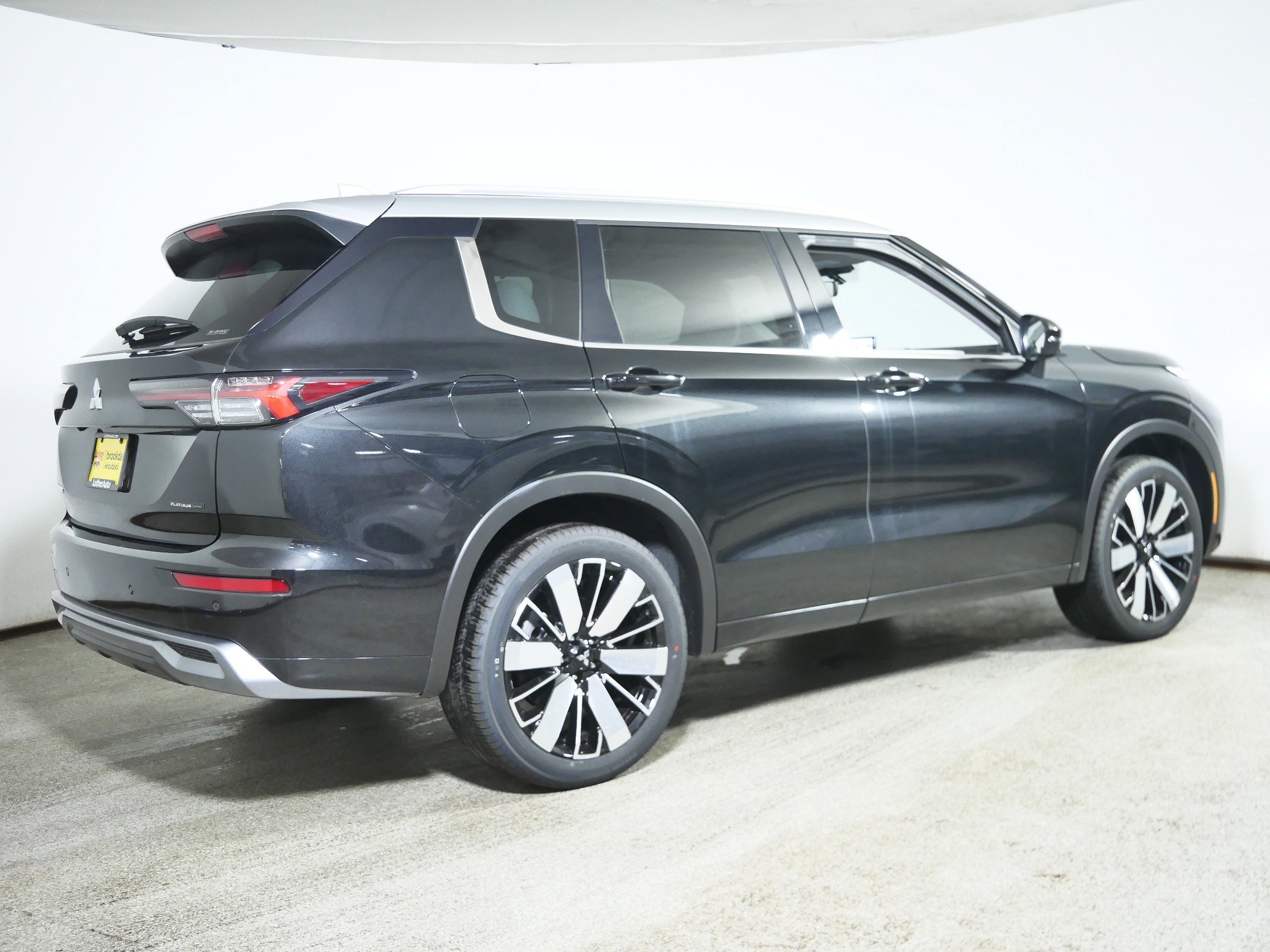 New 2025 Mitsubishi Outlander Platinum Edition image 2