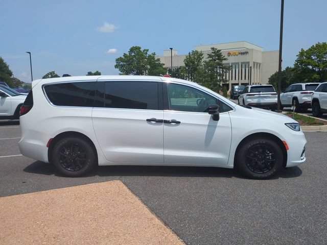 Used 2024 Chrysler Pacifica Touring-L FWD image 3