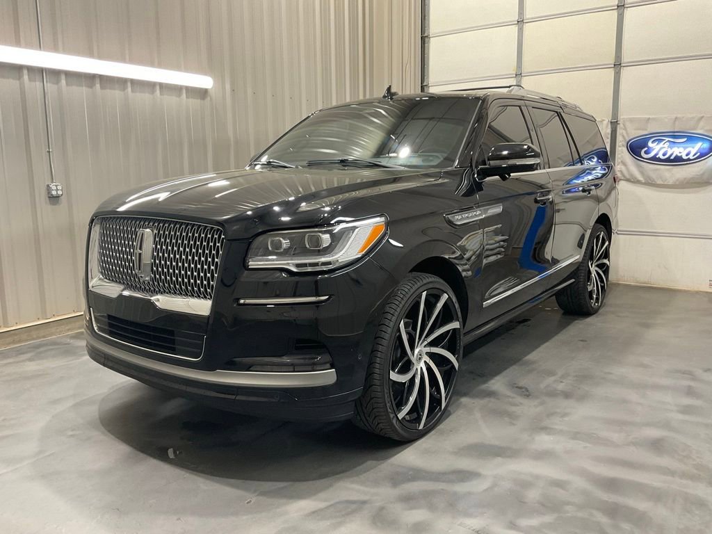 Used 2023 Lincoln Navigator Reserve AWD/4WD image 3