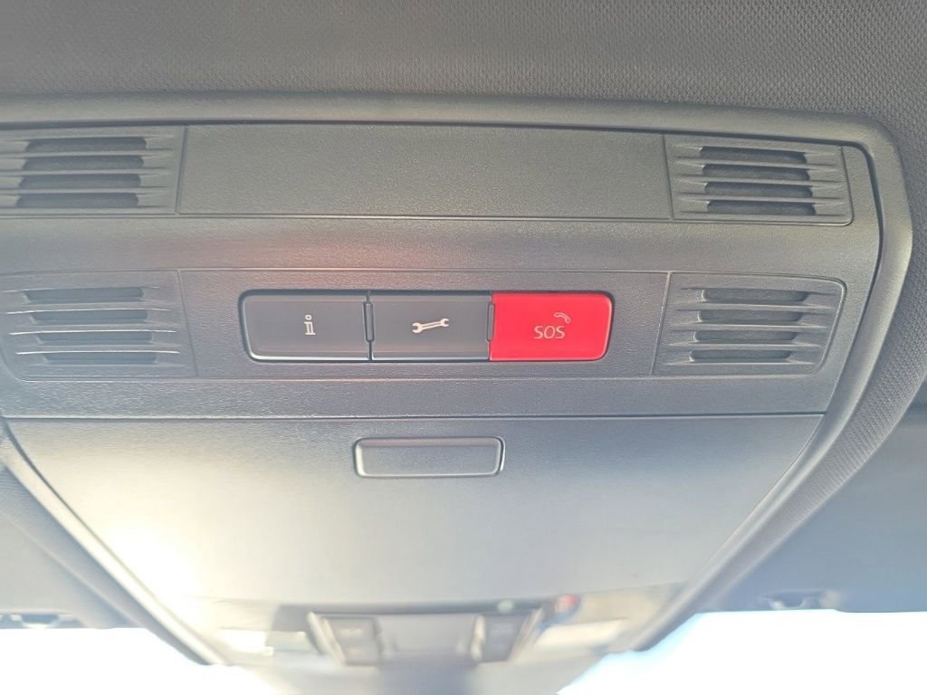 Used 2017 Volkswagen Golf R 4-Door image 34