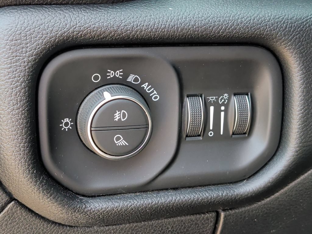 Used 2019 RAM 1500 Laramie w/ Sport Appearance Package AWD/4WD image 14